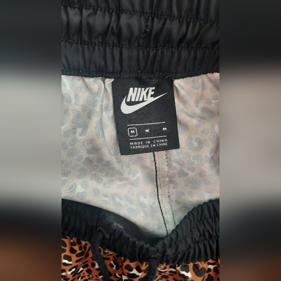 Nike sportware animal print used good condition, size medium - Picture 4 of 4